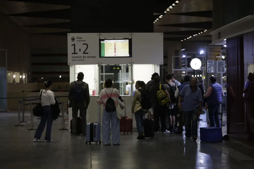 Pasajeros afectados por el corte de la línea de alta velocidad Madrid-Barcelona esperan en la estación de Delicias de Zaragoza