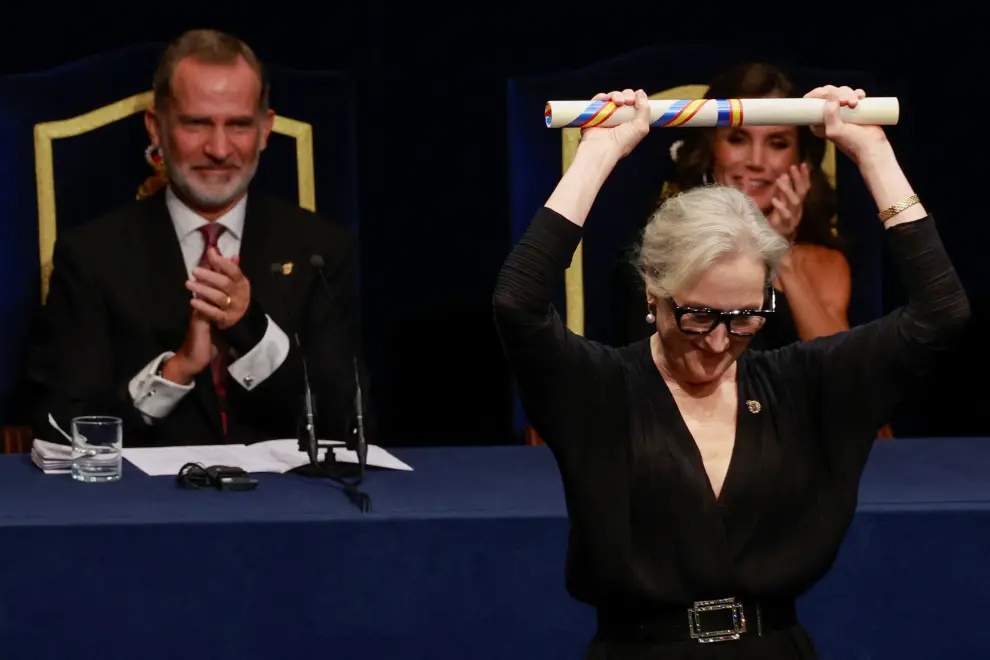 Spain's King Felipe VI and Queen Letizia react as U.S. actor Meryl Streep receives the 2023 Princess of Asturias Award for the Arts during a ceremony at Campoamor Theatre in Oviedo, Spain October 20, 2023. REUTERS/Vincent West