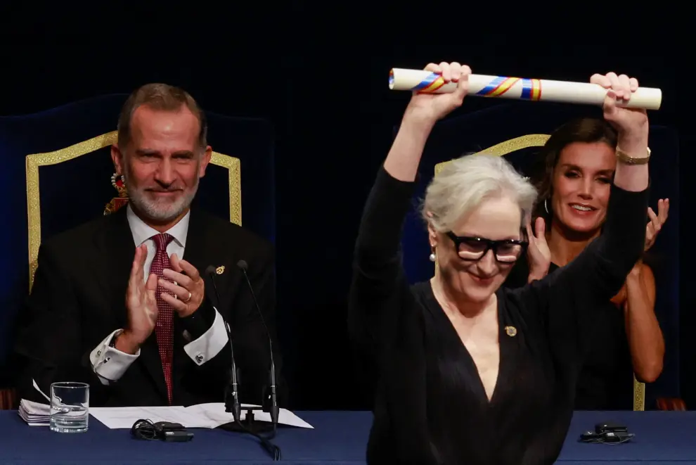 Spain's King Felipe VI and Queen Letizia react as U.S. actor Meryl Streep receives the 2023 Princess of Asturias Award for the Arts during a ceremony at Campoamor Theatre in Oviedo, Spain October 20, 2023. REUTERS/Vincent West
