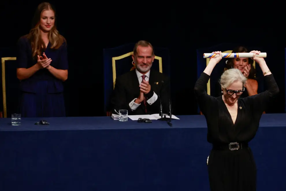 Spain's King Felipe VI, Queen Letizia and Princess Leonor react as U.S. actor Meryl Streep receives the 2023 Princess of Asturias Award for the Arts during a ceremony at Campoamor Theatre in Oviedo, Spain October 20, 2023. REUTERS/Vincent West