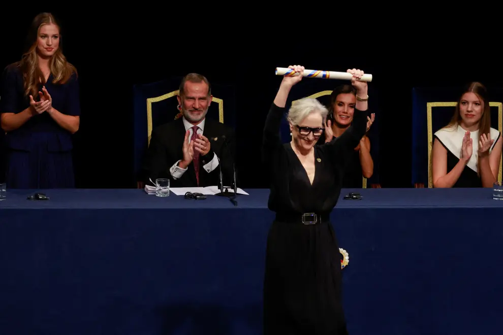 Spain's King Felipe VI, Queen Letizia, their daughters Princess Leonor and Infanta Sofia applaud as U.S. actor Meryl Streep receives the 2023 Princess of Asturias Award for the Arts during a ceremony at Campoamor Theatre in Oviedo, Spain October 20, 2023. REUTERS/Vincent West