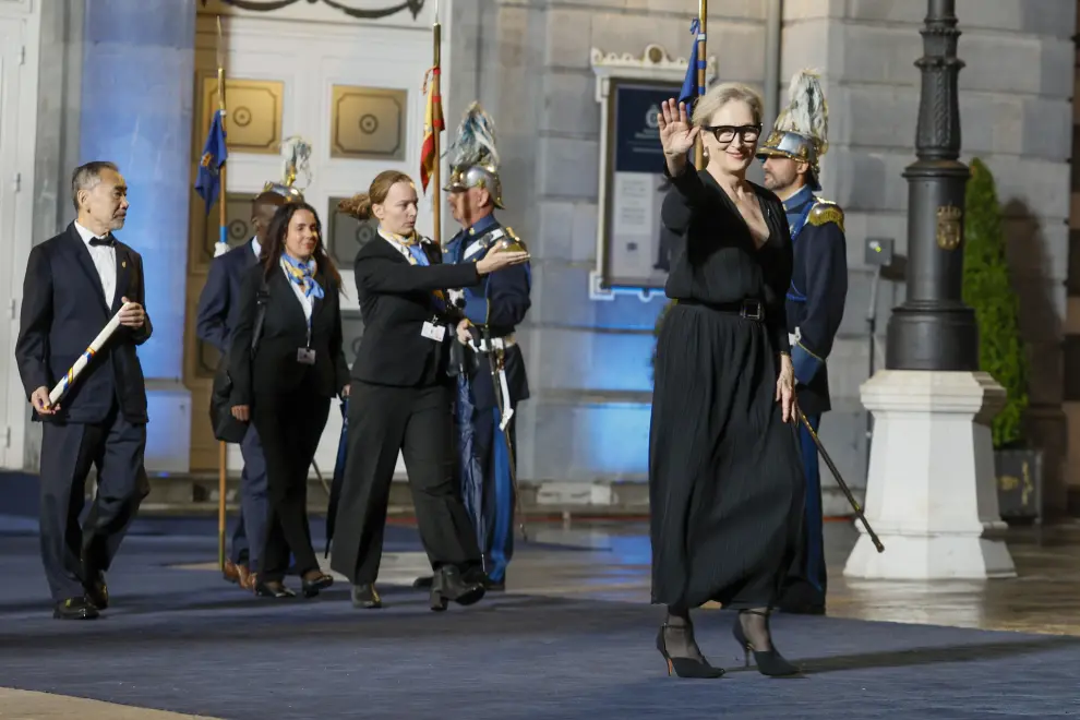 OVIEDO, 20/10/2023.- La actriz estadounidense Meryl Streep (d), Premio Princesa de Asturias de las Artes, al término de la gala de la 43º edición de los Premios Princesa de Asturias celebrada este viernes en el Teatro Campoamor, en Oviedo. EFE/Ballesteros

