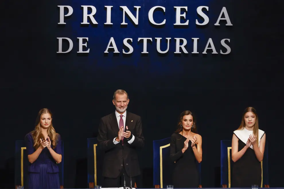 OVIEDO (Asturias), 20/10/2023.- El Rey Felipe VI (c) preside junto a la reina Letizia, (2d) la Princesa Leonor (2i) y la infanta Sofía (d) la 43º edición de los Premios Princesa de Asturias, este viernes en el  Teatro Campoamor de Oviedo. EFE/ Chema Moya
