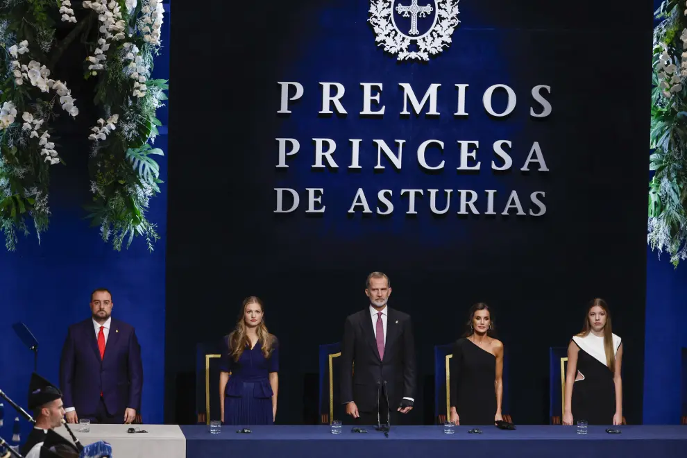 OVIEDO (Asturias), 20/10/2023.- El Rey Felipe VI (c) preside junto a la reina Letizia, (2d) la Princesa Leonor (2i), la infanta Sofía (d) y el presidente del Principado de Asturias Adrián Barbón (i) la 43º edición de los Premios Princesa de Asturias, este viernes en el  Teatro Campoamor de Oviedo. EFE/ Chema Moya
