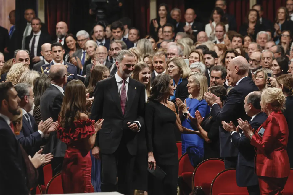 OVIEDO (Asturias), 20/10/2023.- El Rey Felipe VI junto a la reina Letizia, a su llegada la 43º edición de los Premios Princesa de Asturias, este viernes en el  Teatro Campoamor de Oviedo. EFE/ Ballesteros
