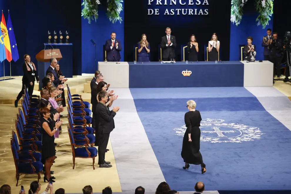 OVIEDO, 20/10/2023.- Los galardonados y autoridades aplauden la llegada de la actriz estadounidense Meryl Streep a la 43º edición de los Premios Princesa de Asturias, este viernes en el  Teatro Campoamor de Oviedo. EFE/ Chema Moya
