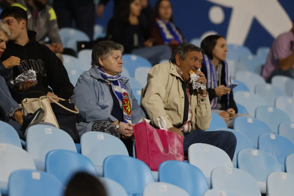 Aficionados en La Romareda para presenciar el partido entre el Real Zaragoza y el Eibar.