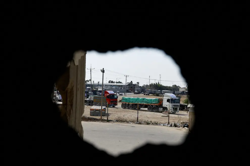 Los camiones que transportan ayuda a Gaza cruzan el paso fronterizo de Rafah entre Egipto y la Franja de Gaza