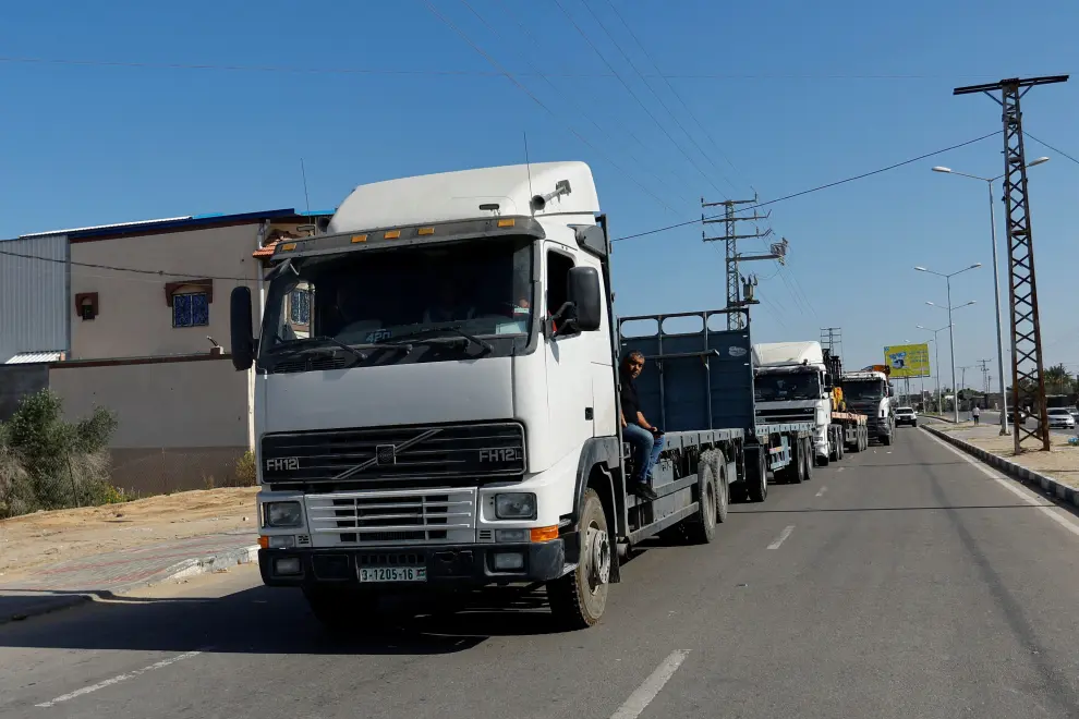 Los camiones que transportan ayuda a Gaza cruzan el paso fronterizo de Rafah entre Egipto y la Franja de Gaza