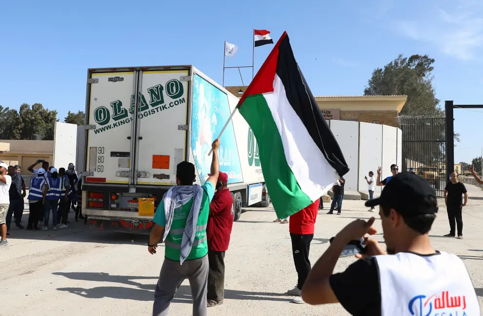 Los camiones que transportan ayuda a Gaza cruzan el paso fronterizo de Rafah entre Egipto y la Franja de Gaza EGYPT ISRAEL GAZA CONFLICT