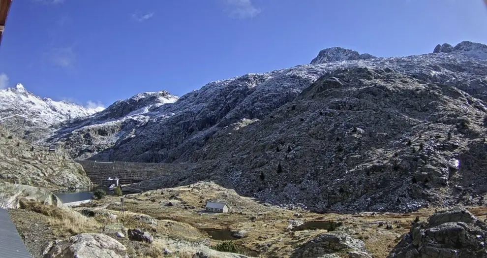 Aline ha dejado una fina capa de nieve en cotas altas de Astún y en las cumbres del entorno de los refugios de Respomuso, Bachimaña y Góriz.
