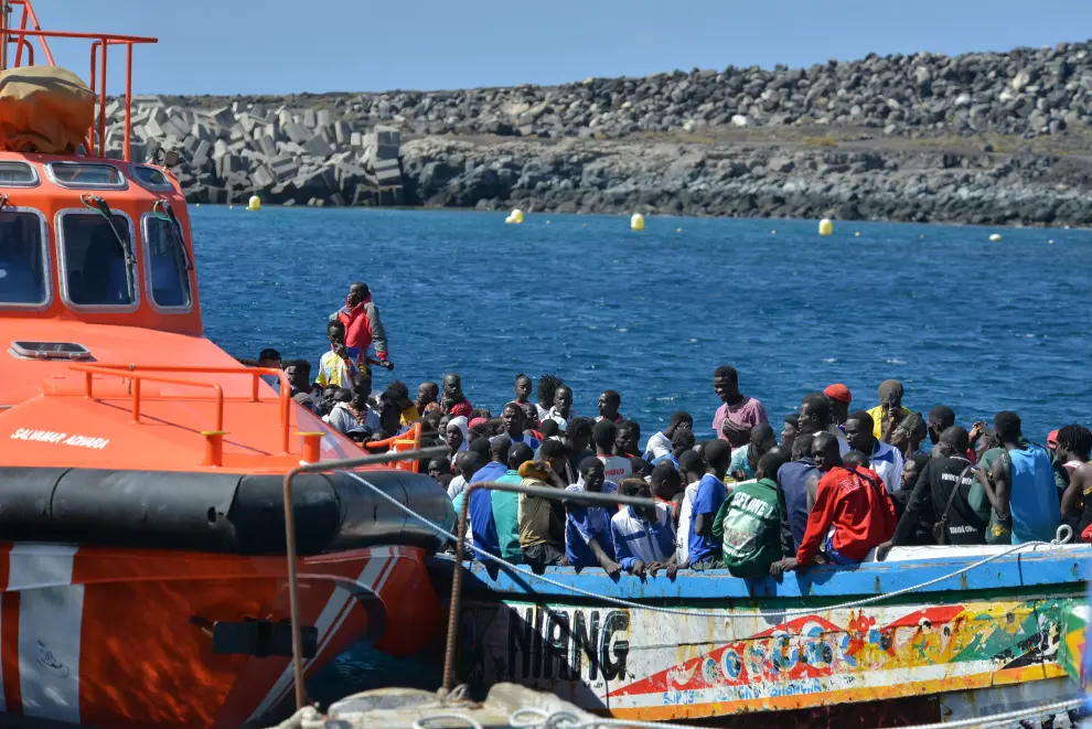 Llegada de inmigrantes este sábado a las islas Canarias en siete precarias embarcaciones.
