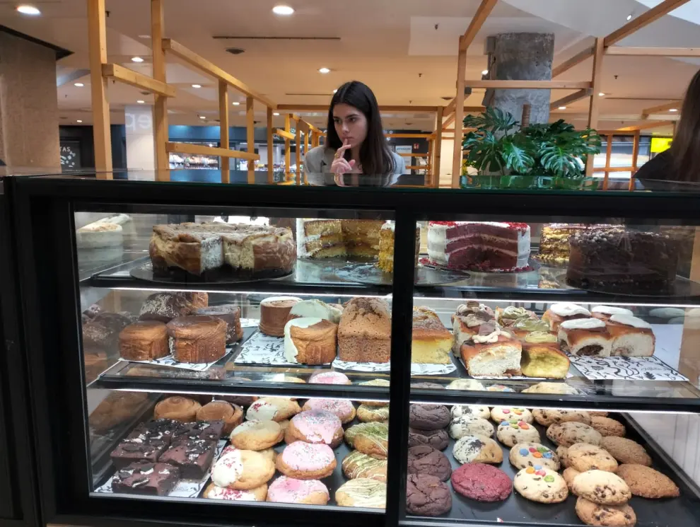 Una joven mira la oferta de dulces del nuevo establecimiento, ubicado en Grancasa