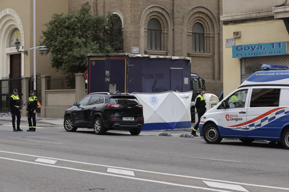 Imágenes de lugar donde ha muerto una mujer atropellada por un camión en Zaragoza