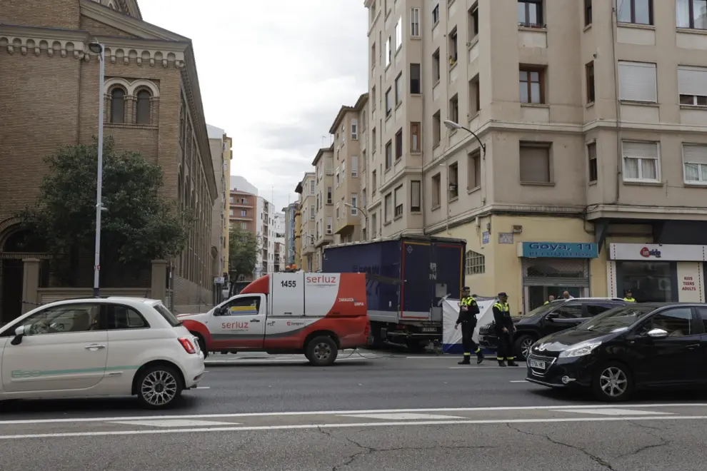 Imágenes de lugar donde ha muerto una mujer atropellada por un camión en Zaragoza