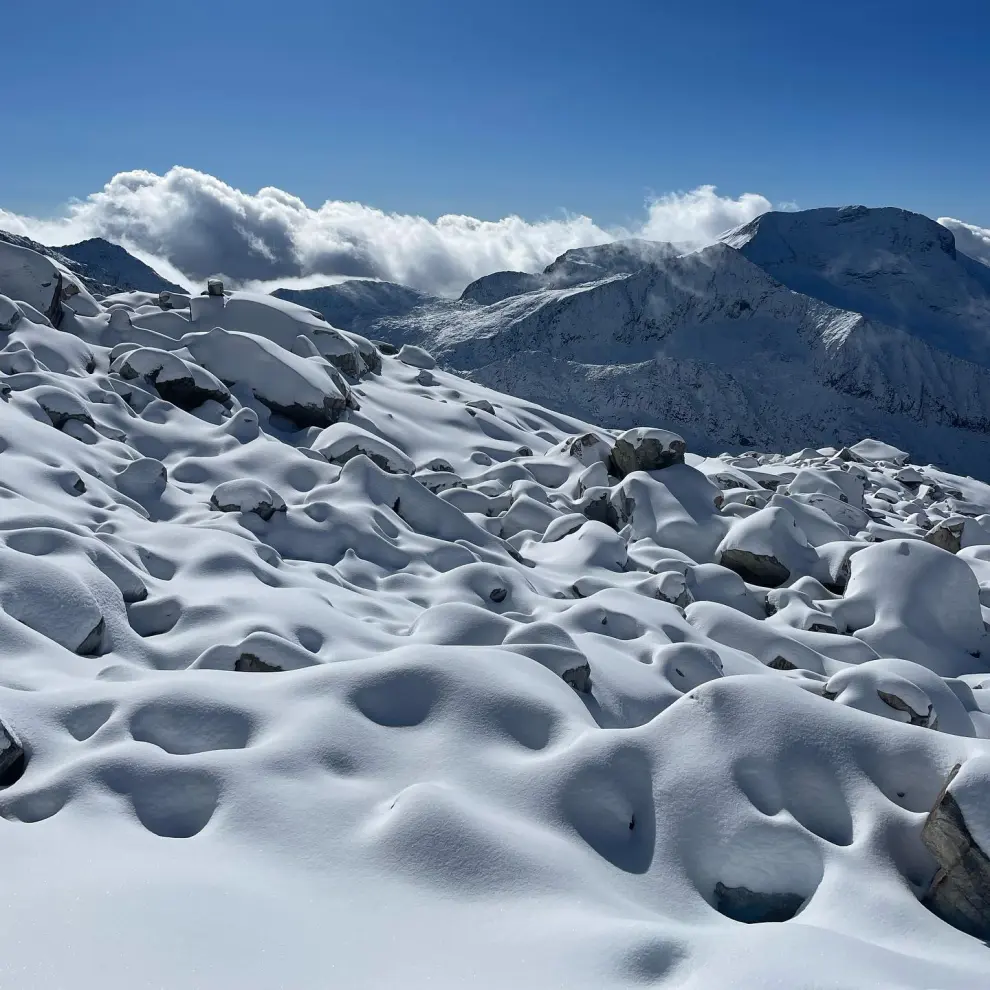 Imágenes del Aneto cubierto de nieve.