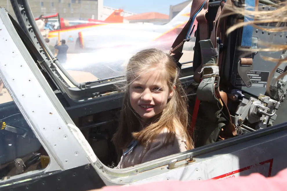 Leonor, a bordo de uno de los aviones de exposición, de la Academia General del Aire de San Javier, el 2 de mayo de 2014. Precisamente, la princesa continuará allí su formación militar en septiembre de 2025