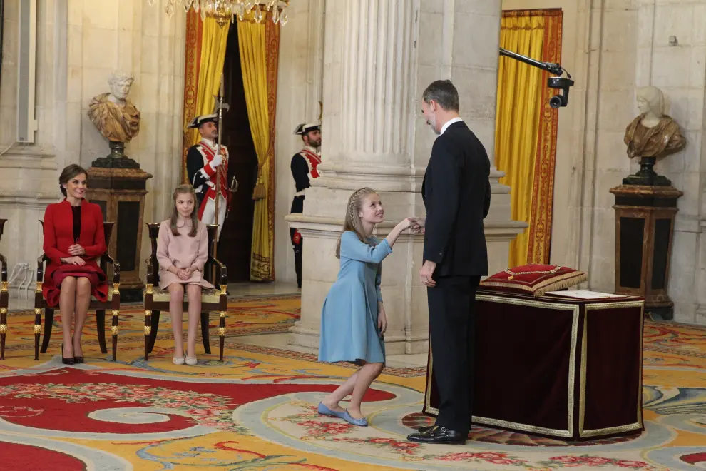 Leonor hace una reverencia a su padre, en presencia de su madre y su hermana, en el acto de imposición del Collar de la Insigne Orden del Toisón de Oro a la princesa de Asturias, el 30 de enero de 2018.