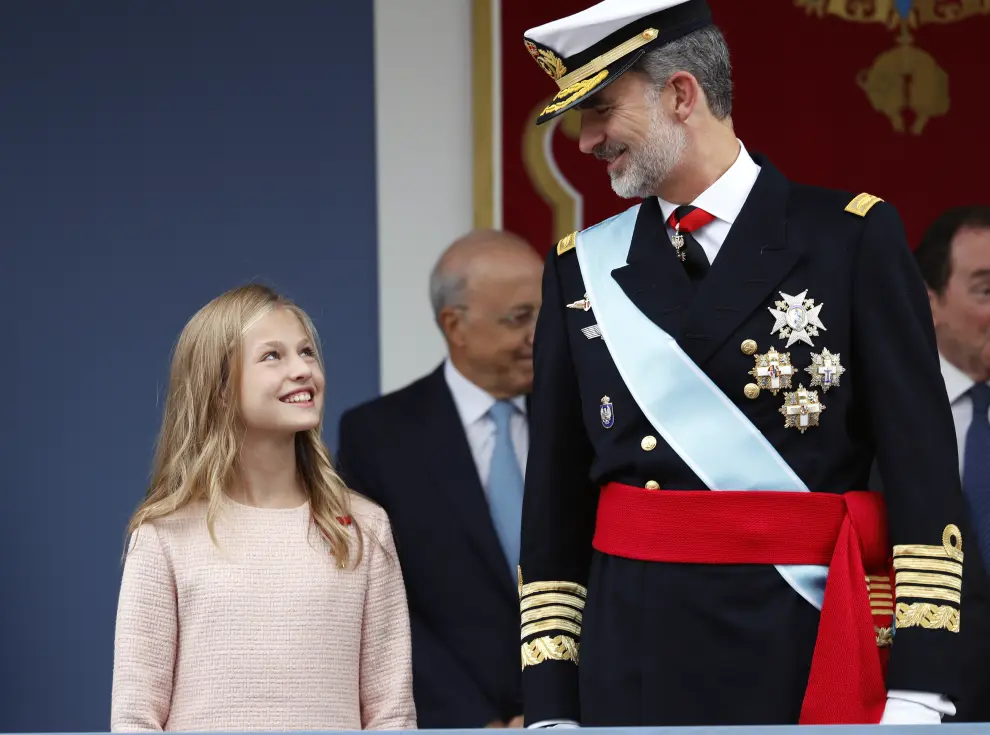 Sonrisas cómplices entre padre e hija el 12 de octubre de 2019, poco antes de cumplir 14 años. La princesa Leonor presidió junto a sus padres y su hermana Sofía el desfile de las Fuerzas Armadas en Madrid.