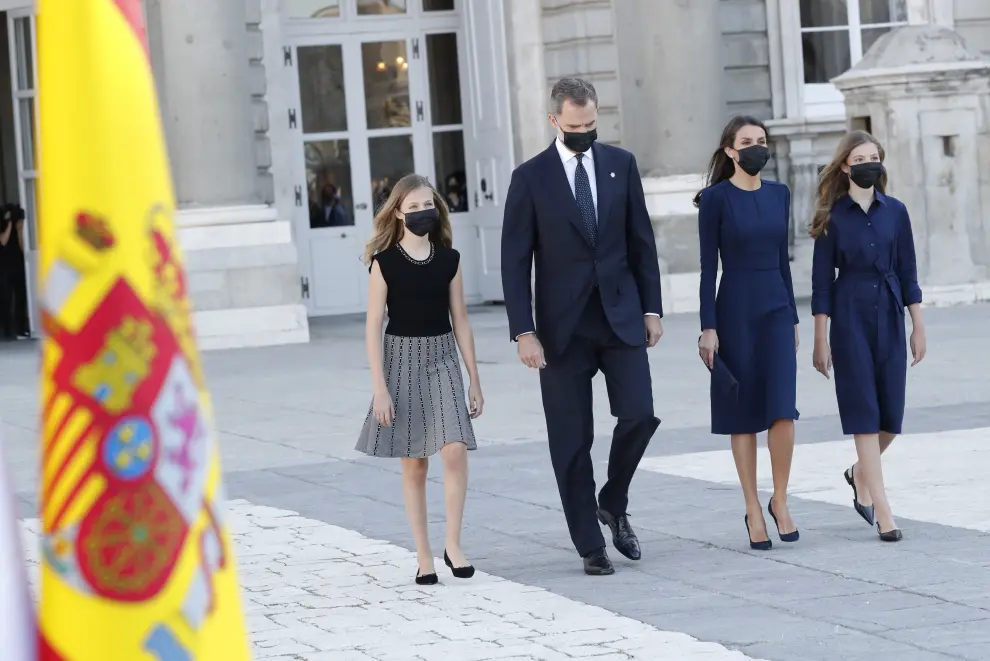 El 16 de julio de 2020, los Reyes y sus hijas participaron en un solemne homenaje de Estado en el Palacio Real a las víctimas del covid.