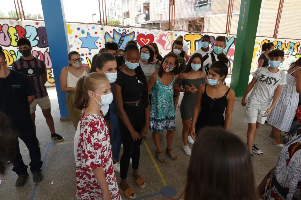 Leonor de Borbón, acompañada de la reina Letizia, visita el centro socioeducativo Naüm Hermanas de la Caridad de San Vicente de Paúl, en el municipio de Casal de Barrio Son Roca, en Palma, el 11 de agosto de 2020.