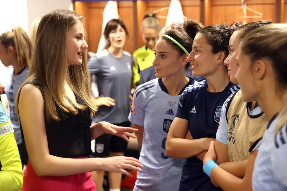 La princesa Leonor conversa en el vestuario con alguna de las jugadoras de la selección femenina de fútbol, tras un partido contra el combinado danés celebrado en 2022.