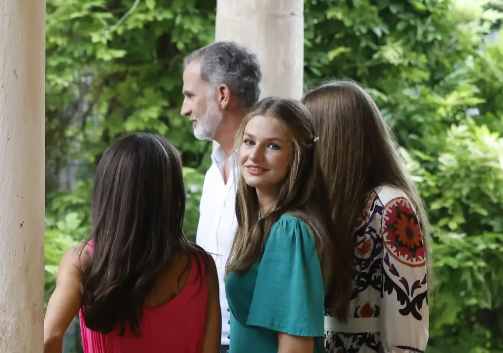 Los Reyes y sus hijas, durante la visita a los jardines de Alfabia, en Mallorca, el pasado verano.