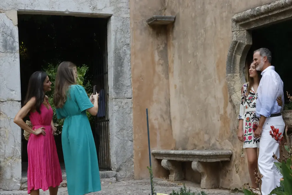 La intrafoto de la imagen: el reportero gráfico capta el momento en que Leonor, en presencia de su madre, fotografía a su hermana y a su padre en los jardines de Alfabia, Mallorca, el 23 de julio de 2023.