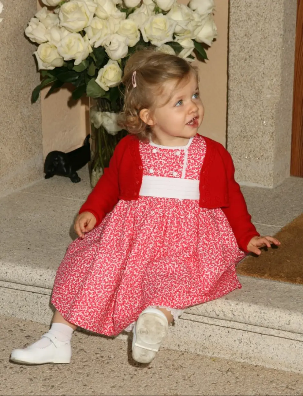 Leonor, en las escaleras del palacio de la Zarzuela el 4 de mayo de 2007, día de la presentación oficial de su hermana Sofía, nacida el 29 de abril.