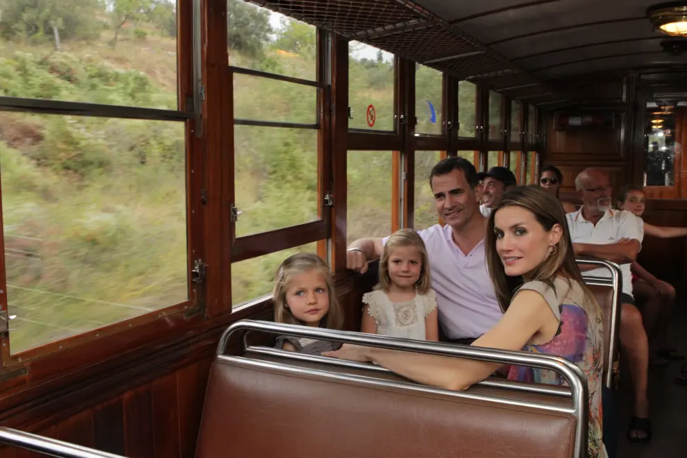 La Familia Real al completo, durante una excursión en el tren de Sóller en Mallorca, el 6 de agosto de 2012.