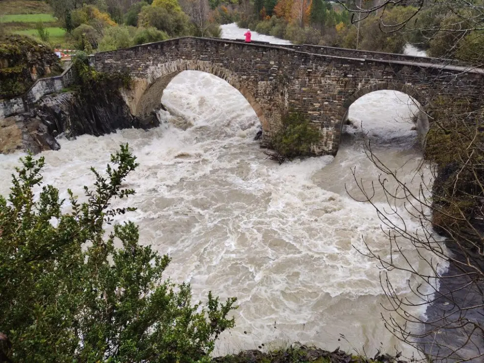Río Ara a su paso por Torla, con una importante riada por las fuertes lluvias que hay en el Pirineo Fuente