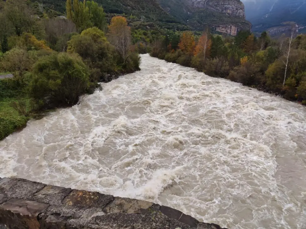 Río Ara a su paso por Torla, con una importante riada por las fuertes lluvias que hay en el Pirineo Fuente