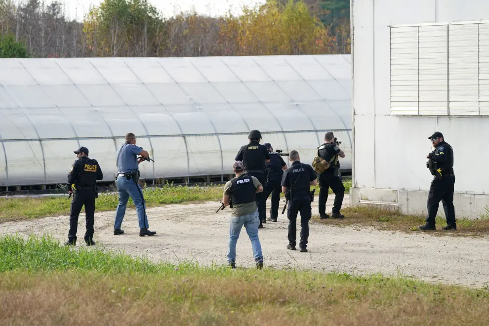 Members of law enforcement search a farm, as the search for the suspect in the deadly mass shootings in Lewiston continues, in Lisbon Falls, Maine, U.S. October 27, 2023. REUTERS/Kevin Lamarque MAINE-SHOOTING/