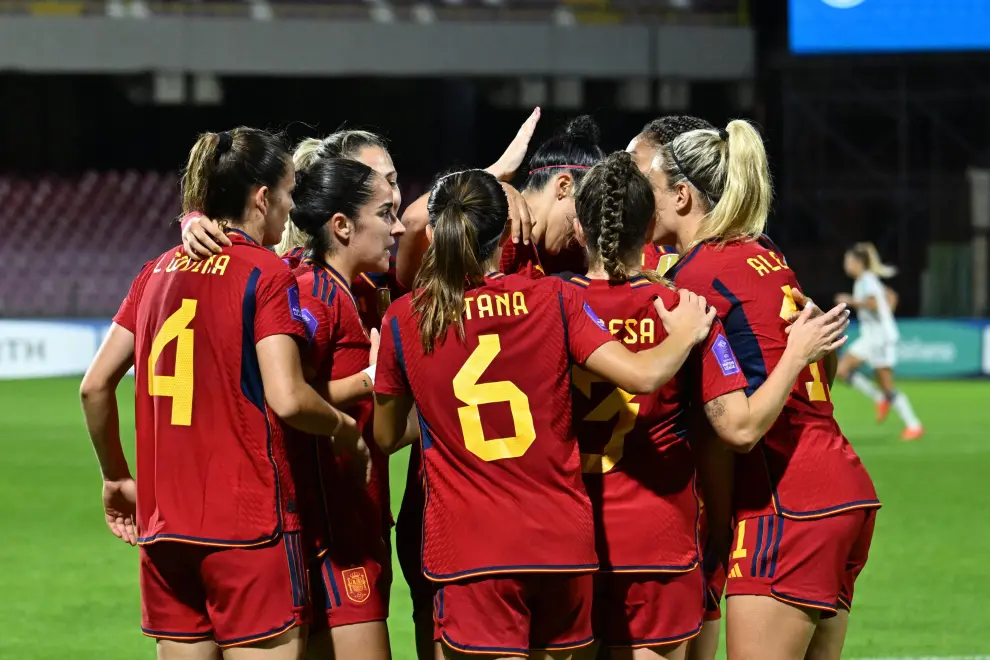 Foto del partido Italia-España, de la Liga de Naciones femenina: las jugadoras celebran el gol de Jenni Hermoso
