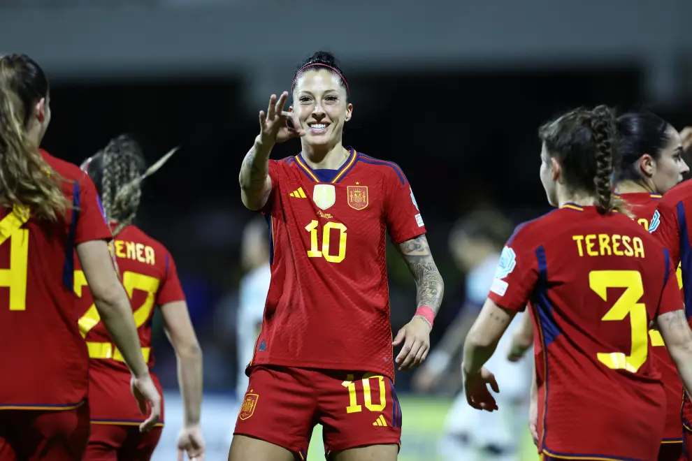 Foto del partido Italia-España, de la Liga de Naciones femenina: las jugadoras celebran el gol de Jenni Hermoso
