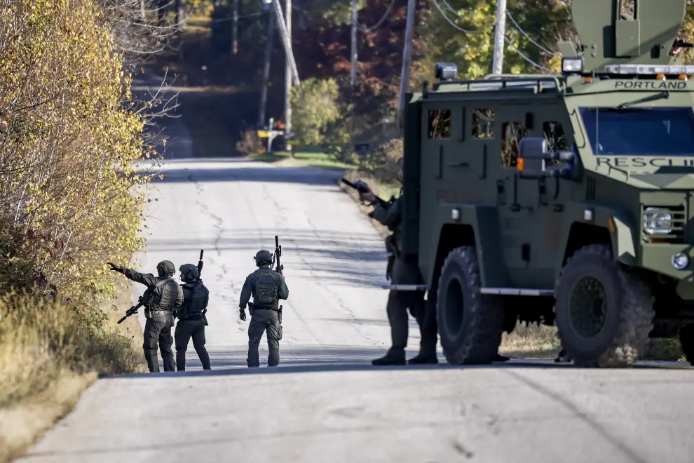Monmouth (United States), 27/10/2023.- Heavily armed law enforcement personnel search an area, two days after a mass shooting, in Monmouth, Maine, USA, 27 October 2023. A manhunt was underway as police were searching for suspect Robert Card following a mass shooting which killed 18 and injured 13 in Lewiston, Maine, on 25 October 2023. EFE/EPA/CJ GUNTHER
 USA MAINE MASS SHOOTING