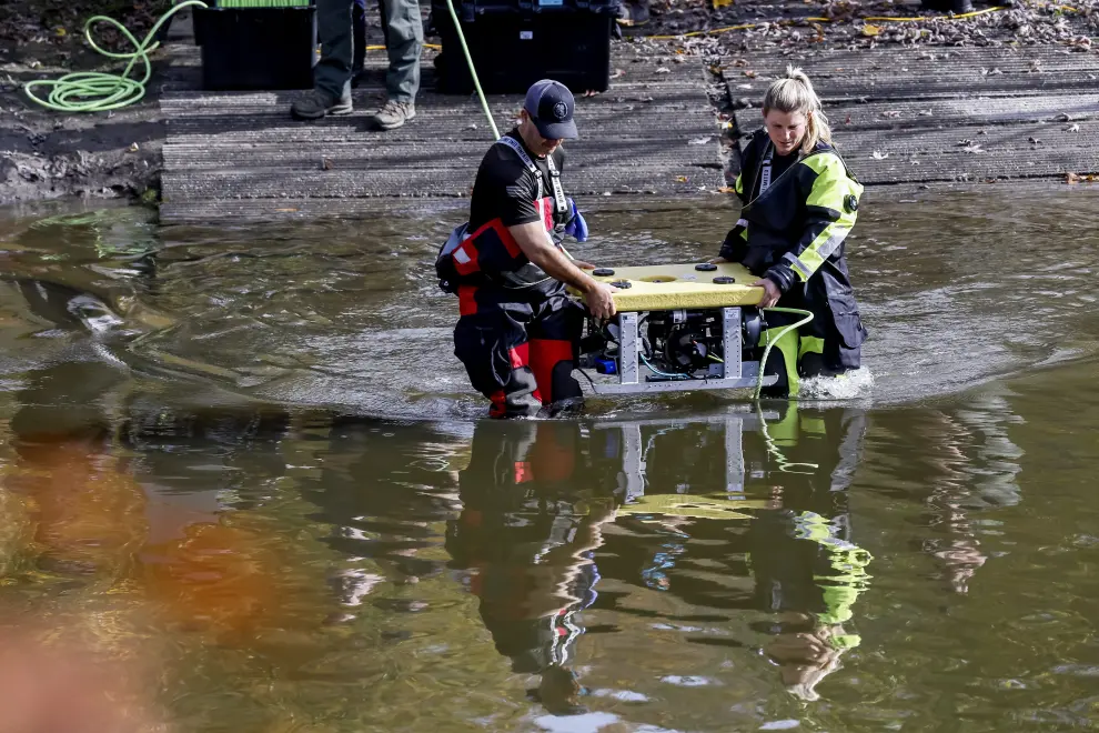 Lisbon (United States), 27/10/2023.- Law enforcement personnel use an underwater robot to search the waters of the Sabattus and Androscoggin rivers, two days after a mass shooting, in Lisbon, Maine, USA, 27 October 2023. A manhunt was underway as police were searching for suspect Robert Card following a mass shooting which killed 18 and injured 13 in Lewiston, Maine, on 25 October 2023. (Lisboa) EFE/EPA/CJ GUNTHER
 USA MAINE MASS SHOOTING