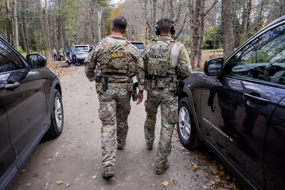 Lisbon (United States), 27/10/2023.- Law enforcement personnel gather during a search at the Sabattus and Androscoggin rivers, two days after a mass shooting left 18 dead and 13 injured, in Lisbon, Maine, USA, 27 October 2023. Police continue to search for suspect Robert Card in the 25 October deadly attack in Lewiston, Maine. (Lisboa) EFE/EPA/CJ GUNTHER
 USA MAINE MASS SHOOTING