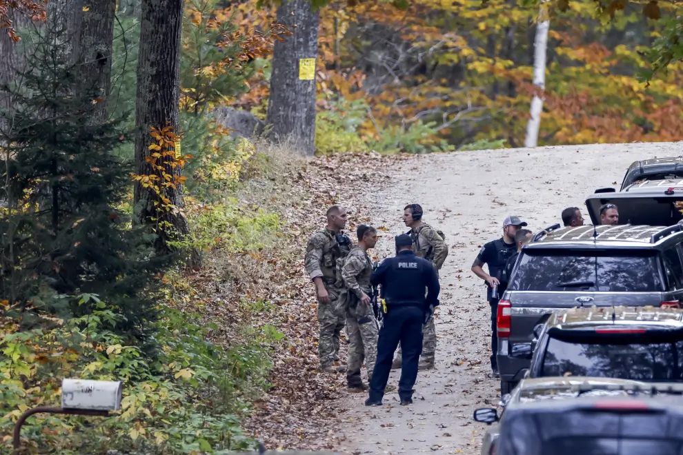 Lisbon (United States), 27/10/2023.- Law enforcement personnel use an underwater robot to search the waters of the Sabattus and Androscoggin rivers, two days after a mass shooting left 18 dead and 13 injured, in Lisbon, Maine, USA, 27 October 2023. Police continue to search for suspect Robert Card in the 25 October deadly attack in Lewiston, Maine. (Lisboa) EFE/EPA/CJ GUNTHER USA MAINE MASS SHOOTING
