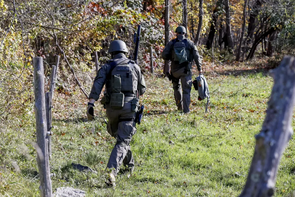 Durham (United States), 27/10/2023.- Law enforcement personnel gather to search, two days after a mass shooting left 18 dead and 13 injured, in Durham, Maine, USA, 27 October 2023. Police continue to search for suspect Robert Card in the 25 October deadly attack in Lewiston, Maine. EFE/EPA/CJ GUNTHER
 USA MAINE MASS SHOOTING