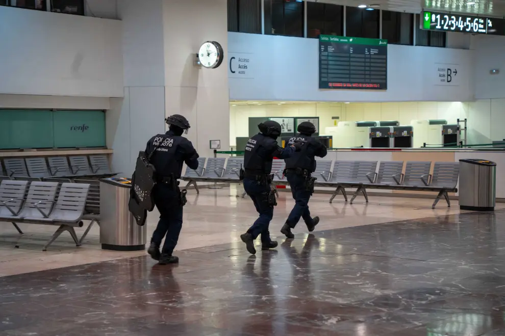 "Barcelona carries out the largest terrorist attack drill ever conducted in Spain at the Sants station, in Barcelona. More than 250 extras and more than 300 emergency responders from different agencies have participated."

"Barcelona lleva a cabo el simulacro de atentado terrorista ms grande jams realizado en Espaa en la estacin de Sants, en Barcelona. Han participado ms de 250 figurantes y ms de 300 efectivos de diferentes cuerpos de emergencia."




Eric Renom/LaPresse