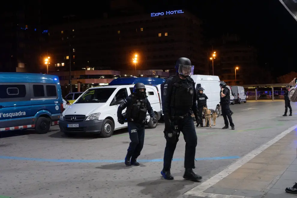 "Barcelona carries out the largest terrorist attack drill ever conducted in Spain at the Sants station, in Barcelona. More than 250 extras and more than 300 emergency responders from different agencies have participated."

"Barcelona lleva a cabo el simulacro de atentado terrorista ms grande jams realizado en Espaa en la estacin de Sants, en Barcelona. Han participado ms de 250 figurantes y ms de 300 efectivos de diferentes cuerpos de emergencia."




Eric Renom/LaPresse