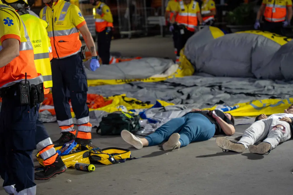 "Barcelona carries out the largest terrorist attack drill ever conducted in Spain at the Sants station, in Barcelona. More than 250 extras and more than 300 emergency responders from different agencies have participated."

"Barcelona lleva a cabo el simulacro de atentado terrorista ms grande jams realizado en Espaa en la estacin de Sants, en Barcelona. Han participado ms de 250 figurantes y ms de 300 efectivos de diferentes cuerpos de emergencia."




Eric Renom/LaPresse