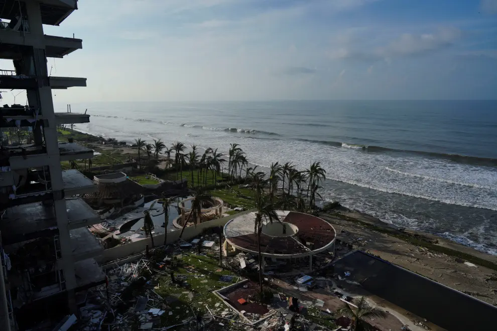 A view of the beach in the aftermath of Hurricane Otis in Acapulco, Mexico, October 27, 2023. REUTERS/Alexandre Meneghini STORM-OTIS/