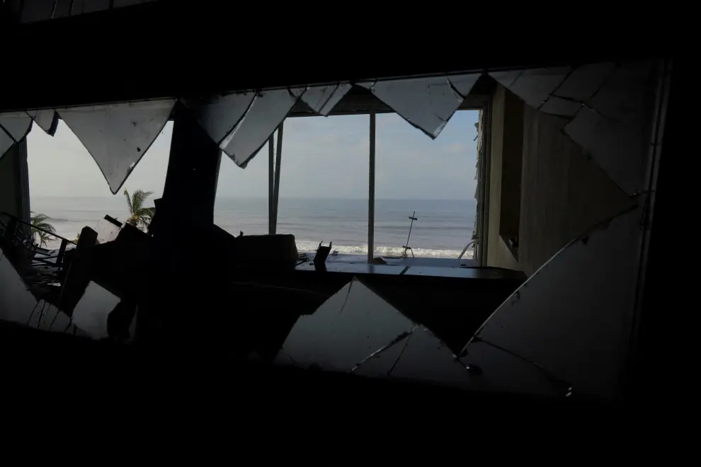A view of the beach seen from inside a damaged hotel in the aftermath of Hurricane Otis in Acapulco, Mexico, October 27, 2023. REUTERS/Alexandre Meneghini STORM-OTIS/