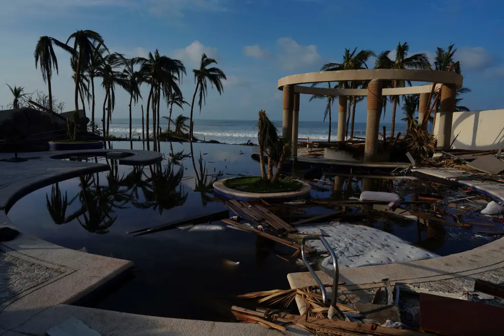 A view of the street seen from inside a damaged hotel in the aftermath of Hurricane Otis in Acapulco, Mexico, October 27, 2023. REUTERS/Alexandre Meneghini STORM-OTIS/