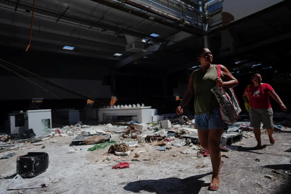 A man reacts to the camera as he loots a supermarket in the aftermath of Hurricane Otis in Acapulco, Mexico, October 27, 2023. REUTERS/Alexandre Meneghini STORM-OTIS/