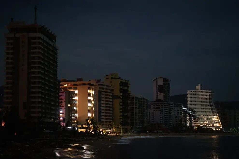 Daños causados por el paso del huracán Otis por Acapulco (México).