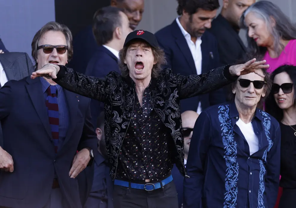 Soccer Football - LaLiga - FC Barcelona v Real Madrid - Estadi Olimpic Lluis Companys, Barcelona, Spain - October 28, 2023 The Rolling Stones members, Mick Jagger and Ronnie Wood are pictured in the stands before the match REUTERS/Albert Gea SOCCER-SPAIN-FCB-MAD/REPORT