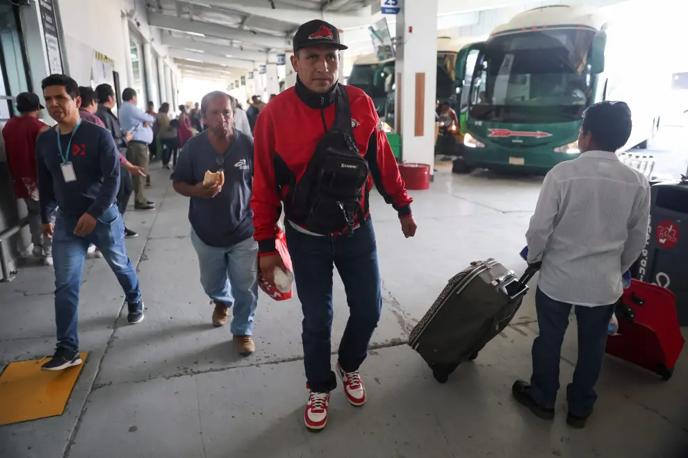 Tourists evacuated from Acapulco in the aftermath of Hurricane Otis arrive at the South Bus Central in Mexico City, Mexico October 27, 2023. REUTERS/Luis Cortes STORM-OTIS/AID